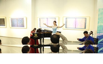 藝術(shù)交融 798展館中的青年音樂分享會與文化策劃新篇章